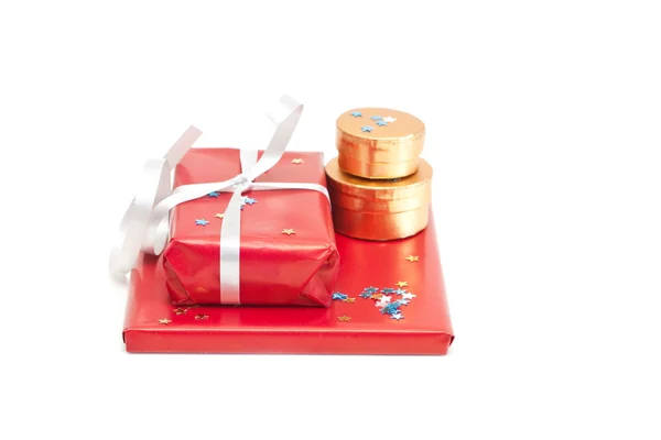 Cajas de regalo rojas y doradas. — Foto de Stock