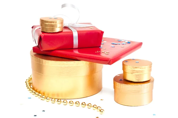 Kırmızı ve altın hediye kutuları. — Stok fotoğraf