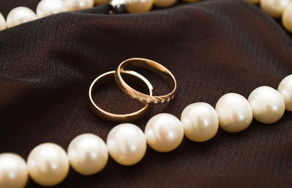 Perle bianche e anelli nuziali — Foto Stock