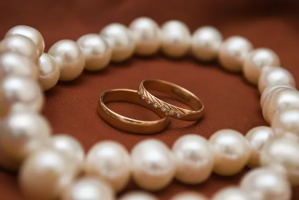 Perlas blancas y anillos de boda — Foto de Stock