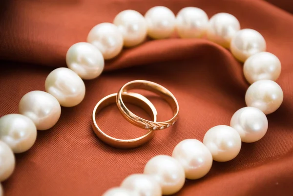 珍珠白和结婚戒指 — 图库照片