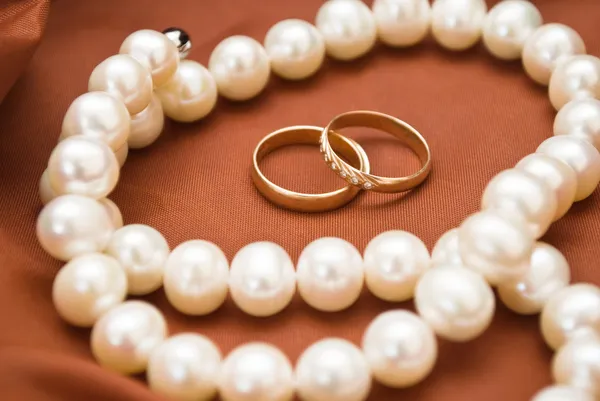 Białe perły i obrączki — Zdjęcie stockowe