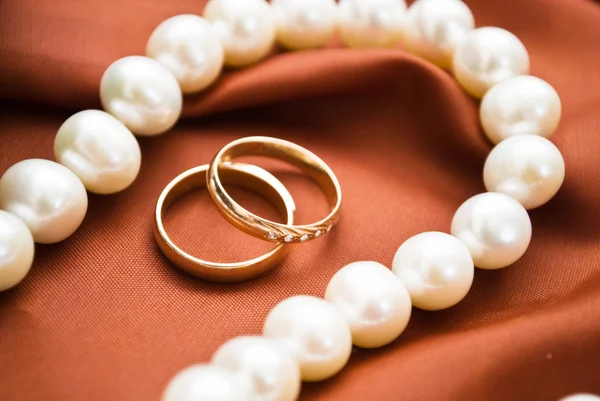 Bílé perly a snubní prsteny — Stock fotografie