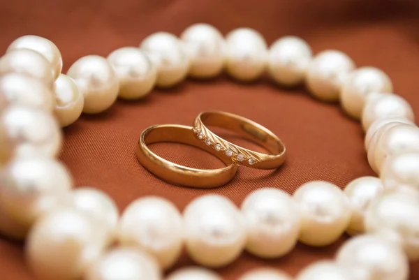 Perle bianche e anelli nuziali — Foto Stock