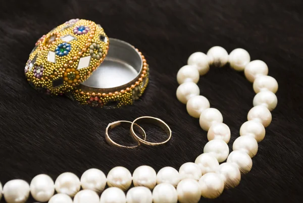 Perlas blancas y anillos de boda —  Fotos de Stock