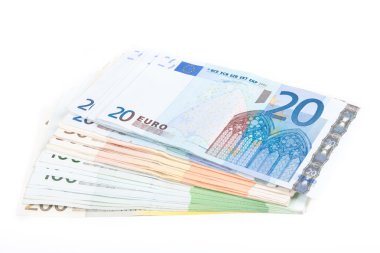 beyaz zemin üzerinde farklı euro banknot.