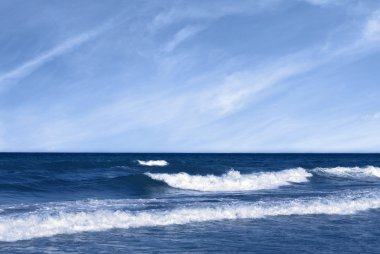dalgalar ve gökyüzü mavi denize sıfır.
