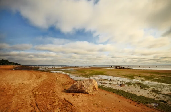 Морський берег з великим каменем — стокове фото