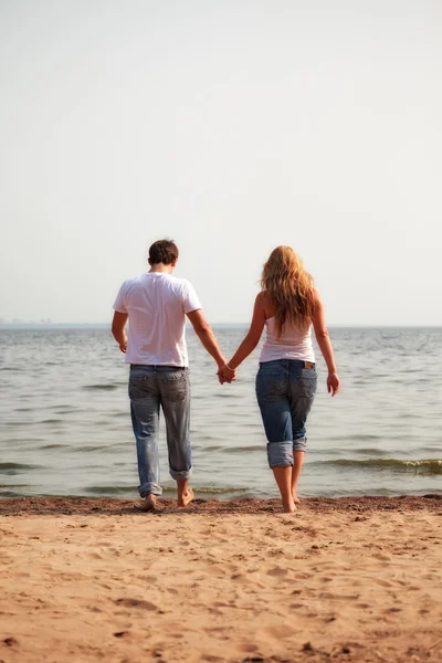 Pasangan berjalan di pantai — Stok Foto