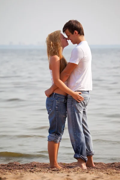 Young couple on beach — Stock Photo, Image
