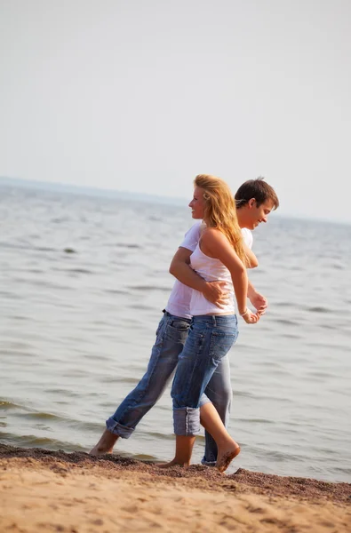 Diversão de casal em uma praia — Fotografia de Stock