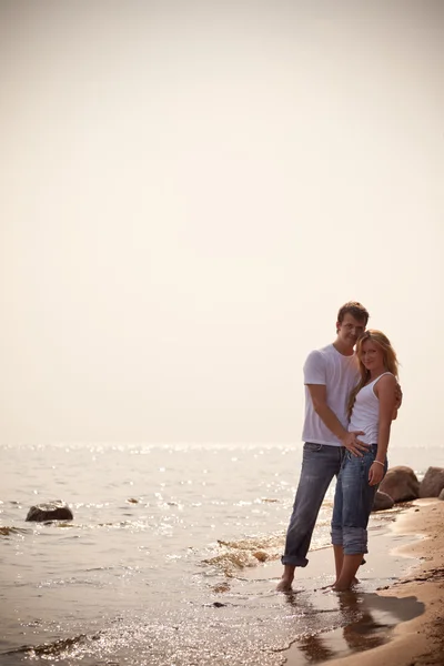 있는 해변에 아름 다운 커플 — 스톡 사진