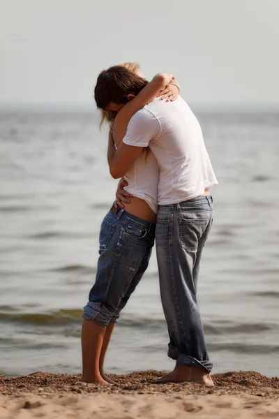 Couple embrace on a beach — Stok fotoğraf