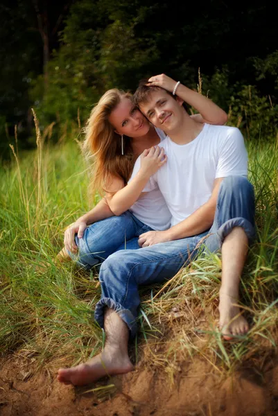 Casal abraço na grama alta — Fotografia de Stock