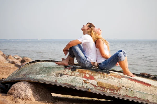 Пара сидящих на старой лодке — стоковое фото
