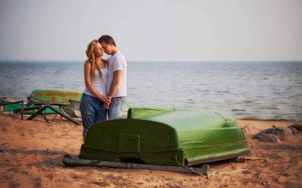 Couple embrasser sur une plage — Photo