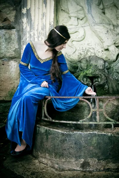 Menina medieval na próxima primavera — Fotografia de Stock
