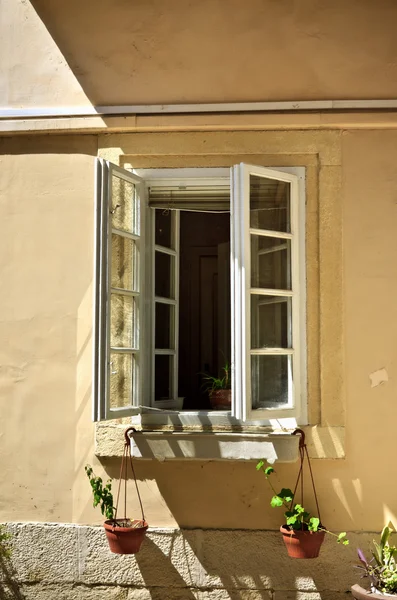 Ανοιχτό παράθυρο με γλάστρες — Φωτογραφία Αρχείου