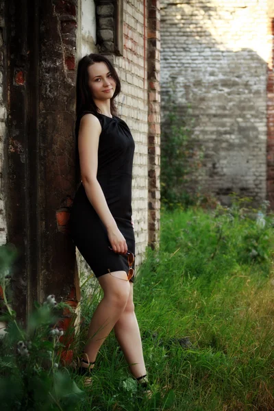 Meisje permanent tussen ruïnes — Stockfoto