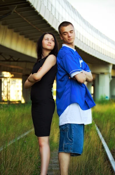 Casal em trilhos — Fotografia de Stock