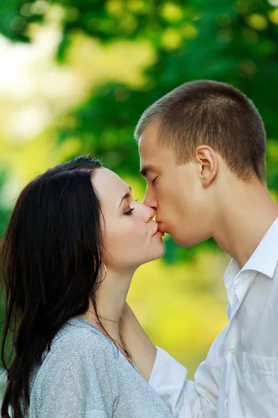 Kissing couple in the park — Stock Photo, Image
