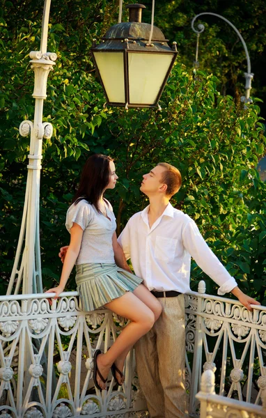 Par i en park under gamle gadelampe - Stock-foto