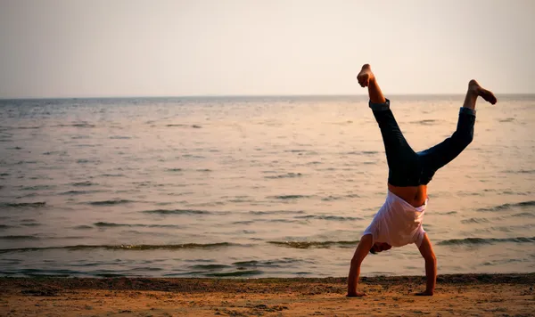 Άνθρωπος που κάνει handstand στην παραλία — Φωτογραφία Αρχείου