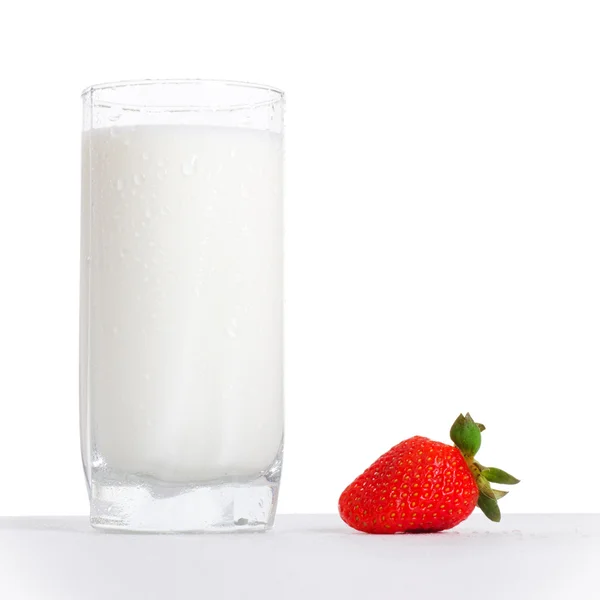 Glas melk en aardbei — Stockfoto
