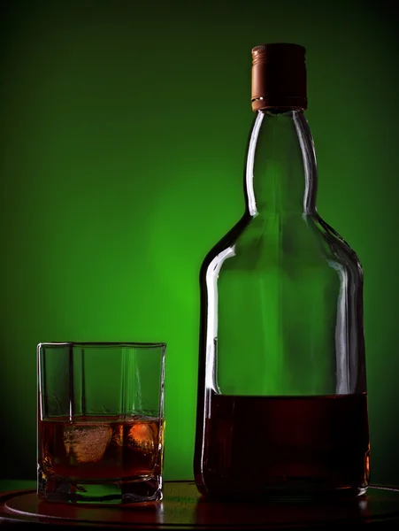 Whisky y vidrio en bandeja de madera —  Fotos de Stock