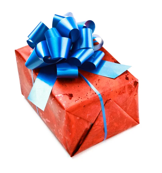 Scatola regalo rossa con fiocco blu — Foto Stock