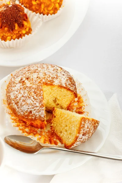 Γλυκό κέικ στο άσπρο πιάτο — Φωτογραφία Αρχείου