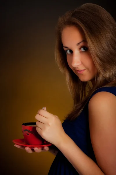 Krásná dívka s šálkem kávy — Stock fotografie