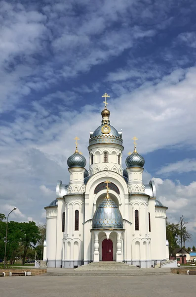 Церковь под голубым небом — стоковое фото
