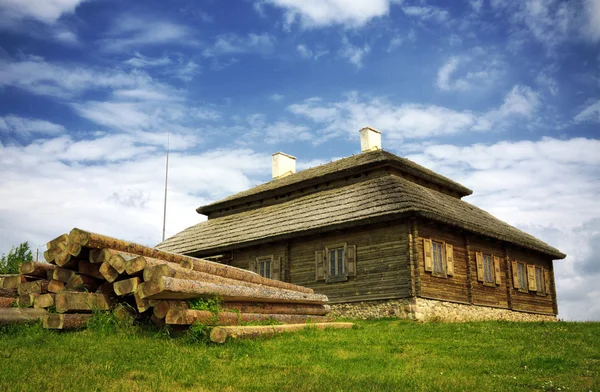 Wooden cottage on green hill — Stock Photo, Image
