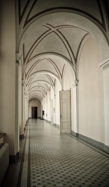 eski bir binada koridor