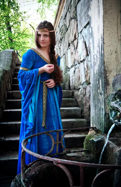 中世纪女孩下一个古代春 — 图库照片