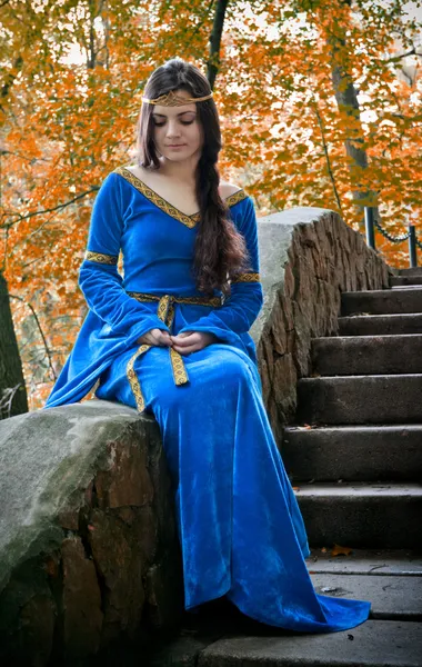 石造りの階段に座って美しいエルフの王女 — ストック写真