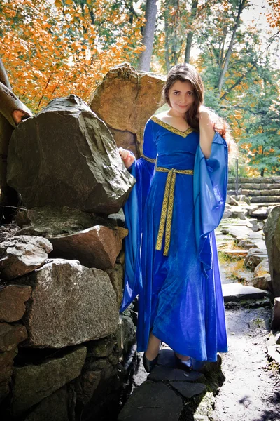 Princesa medieval en jardín de piedra —  Fotos de Stock