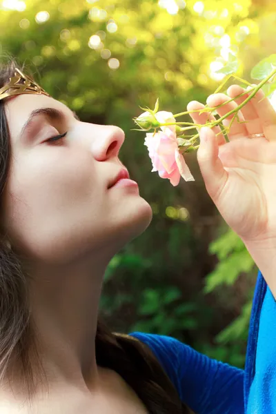 Όμορφο Μεσαιωνικό Πριγκίπισσα Sniffing Ροζ Άγριο Τριαντάφυλλο — Φωτογραφία Αρχείου