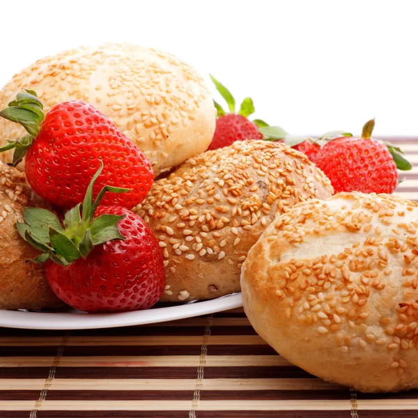 ゴマのパンと朝食 イチゴ フロント ビュー — ストック写真