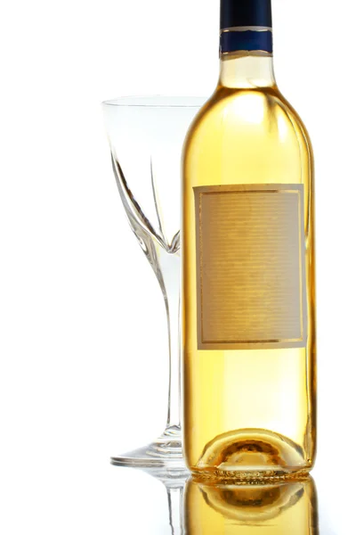 空的玻璃和瓶葡萄酒 孤立在白色 — 图库照片