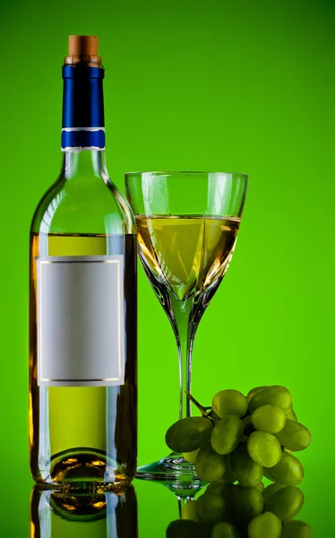 瓶和玻璃葡萄酒 葡萄串 绿色背景 — 图库照片