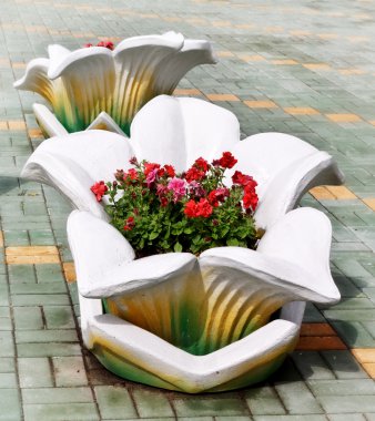 taş flowerbed