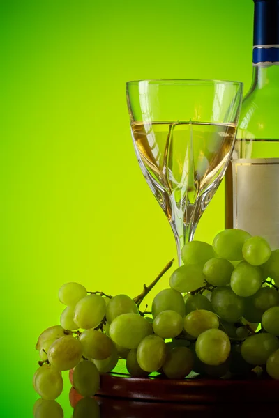 Glass 的葡萄酒和葡萄串 绿色背景 — 图库照片
