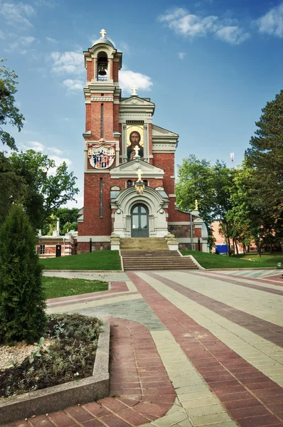 Église orthodoxe dans le parc — Photo