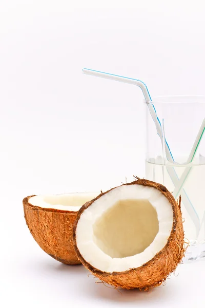 Halvor Kokos Och Glas Med Coco Mjölk — Stockfoto