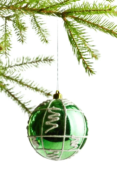 モミの枝が 白い背景上に装飾ボール — ストック写真