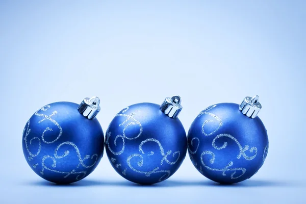 Trois Boules Décoration Bleues Sur Fond Bleu — Photo