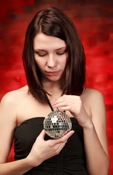 装飾の球を持つ美しい女の子 — ストック写真