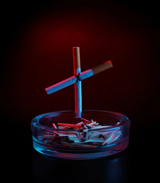 Сигаретный Крест Пепельнице Темный Фон — стоковое фото